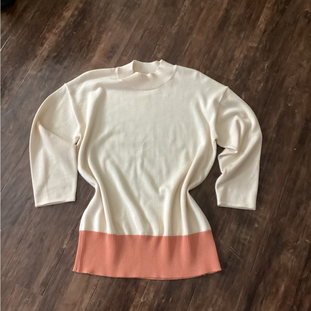 St. John Cream and Salmon Sze L Sweater.